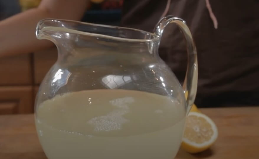 Combine the freshly squeezed lemon juice